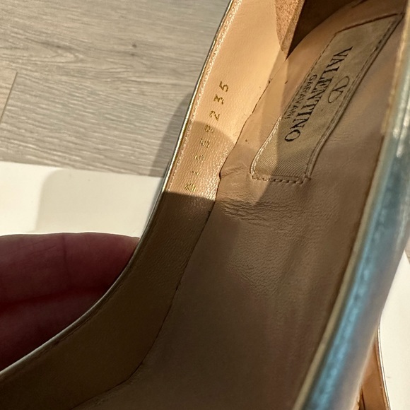 Valentino Garavani Rockstud High heel size 35 Gold leather gently used - Picture 8 of 15